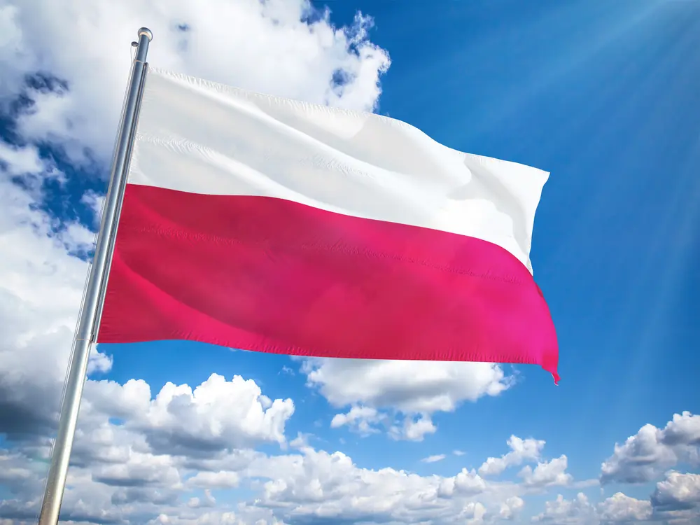 Flaga Polski na tle błękitnego nieba