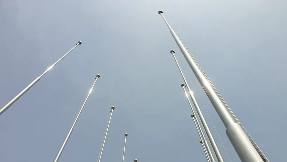 Maszty flagowe widok od dołu