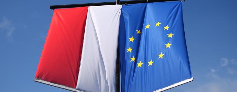 Jak powinna wisieć flaga Polski w pionie?