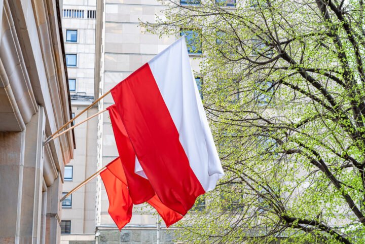 wywieszanie flagi - biało-czerwone flagi na budynku