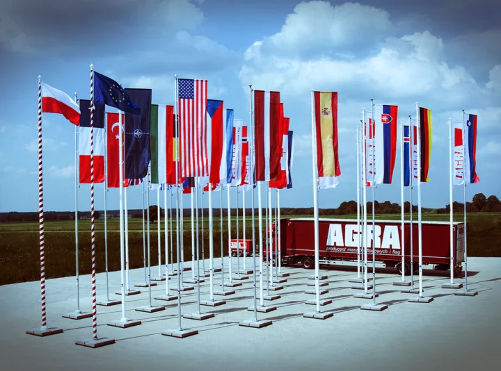 Plac w Siedzibie Agra z dużą ilością Flag na Masztach