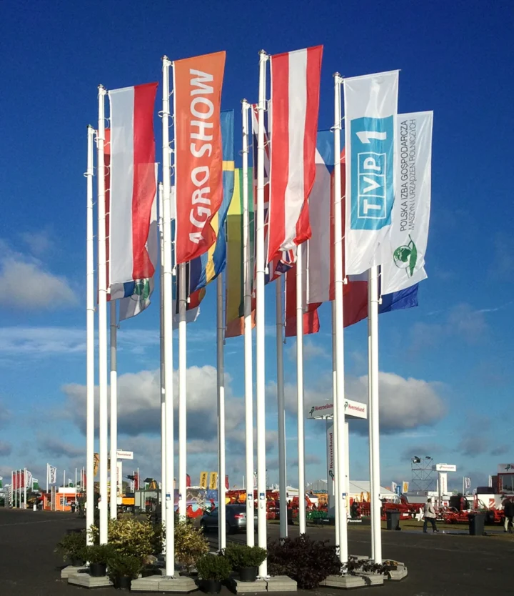 Maszty Flagowe Na Terenie Agro Show – Bednary, Polska